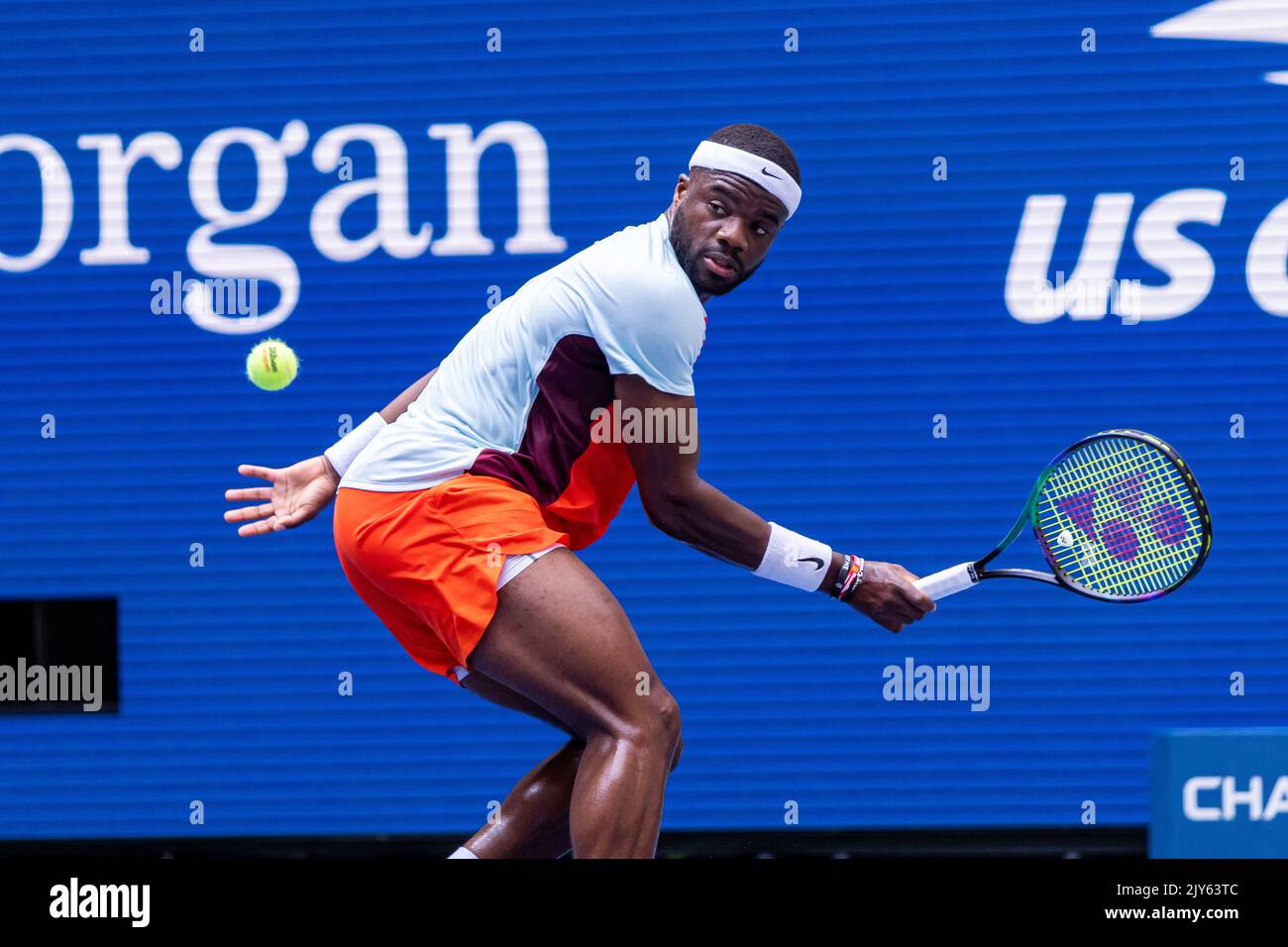 Frances Tiafoe aus den USA im Einsatz bei den US Open 2022 in der vierten Runde