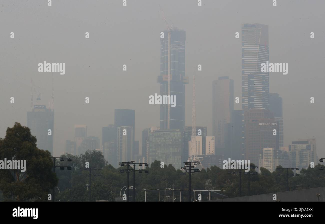 Smoke haze from the bushfires continues to hang over Melbourne ...