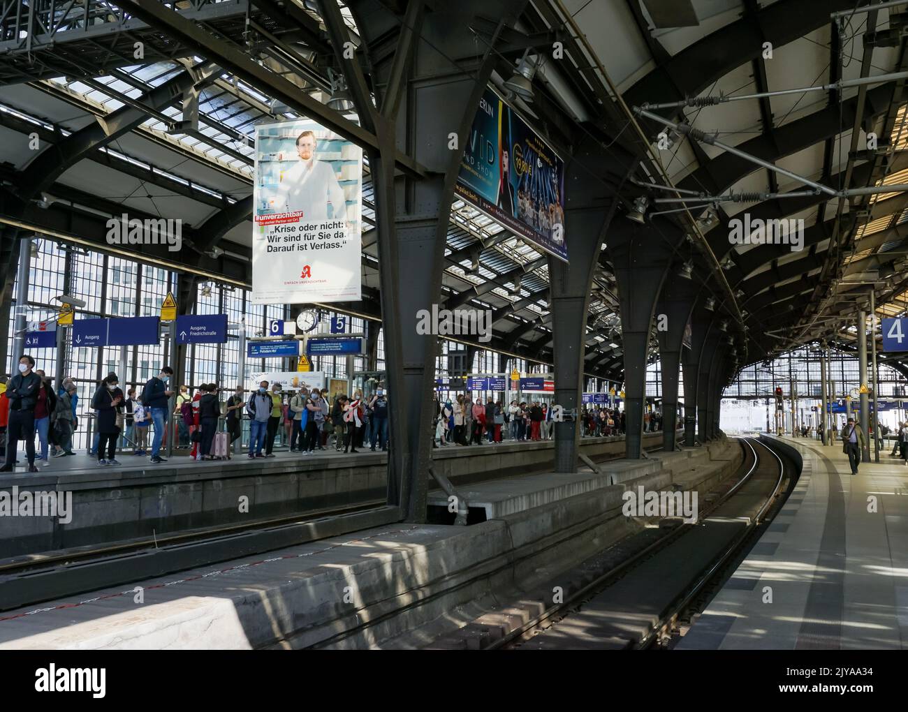 Fahrgäste auf dem Bahnsteig des Hauptbahnhofs in Berlin halten die Maskenpflicht ein. Stock Photo
