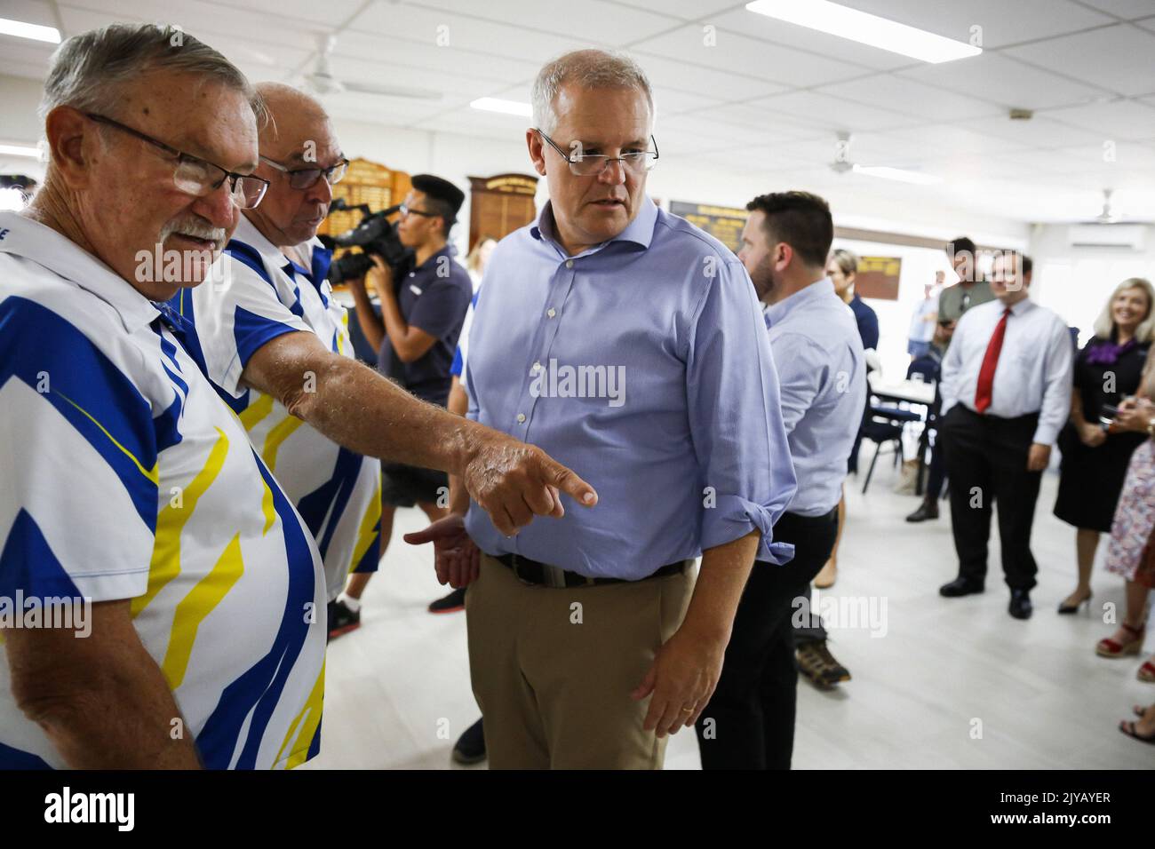 Prime Minister Scott Morrison (centre) speak with bowls club members David Whiting and Gramham
