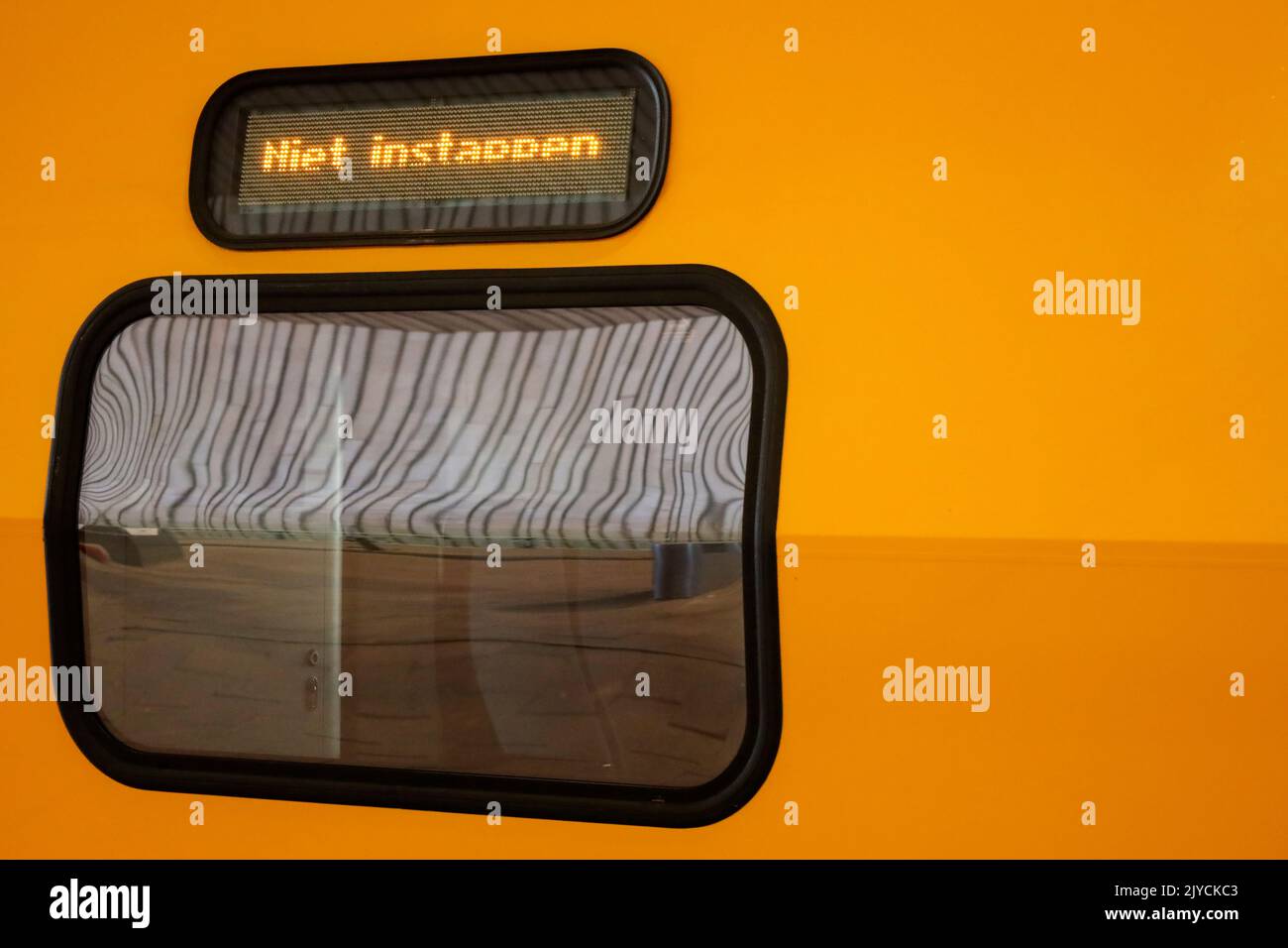 Text Niet instappen (Do not board) on Refurbished VIRM intercity train