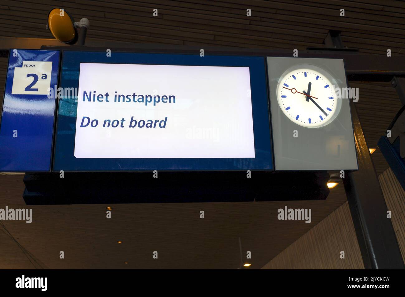 Text Niet instappen (Do not board) on display at platform Rotterdam