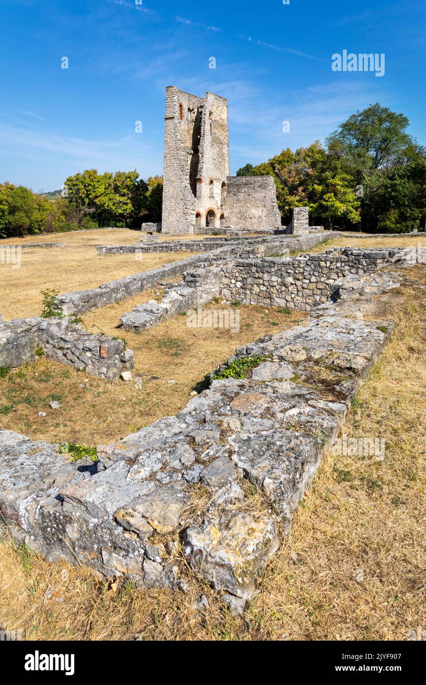 Dorgicse - ruiny stredovekeho kostela, Jezero Balaton, Maďarsko / Dorgicse village - ruins of medieval church, Balaton lake, Hungary, Europe Stock Photo