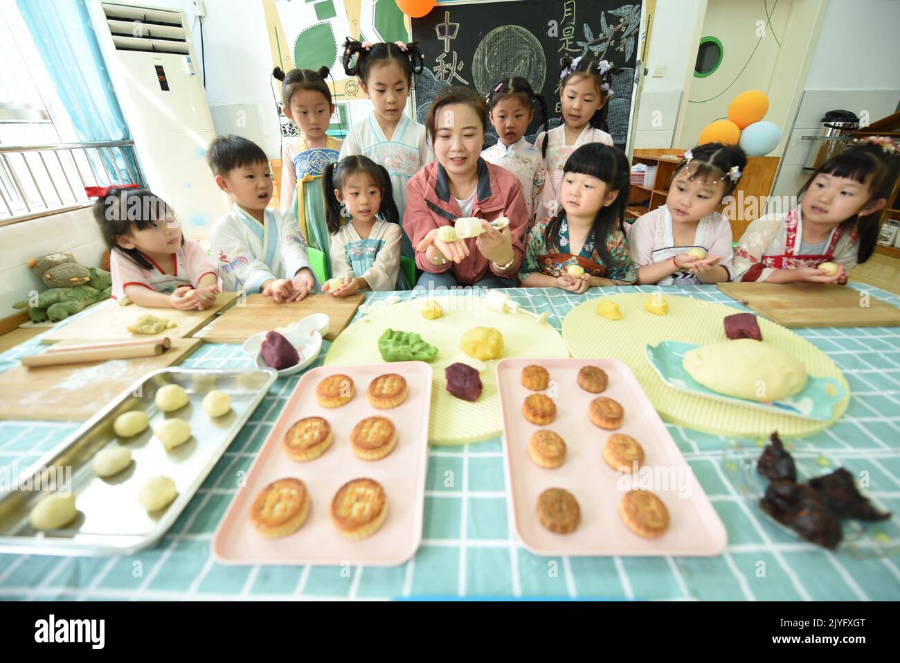 Donghai, Donghai, China. 8th Sep, 2022. On September 8, 2022, in Lianyungang, Jiangsu, children in the Xishuanghu branch of Donghai County Kindergarten are experiencing and learning the deep ancient culture of the Mid-Autumn Festival. As the Mid-Autumn Festival is approaching, the Xishuanghu Branch of Kindergarten, Donghai County, Lianyungang City, Jiangsu Province launched a cultural experience activity of ''cute babies make moon cakes to welcome the Mid-Autumn Festival''. The teacher taught the children how to make traditional moon cakes and also introduced the traditions of the Mid-Autu Stock Photo