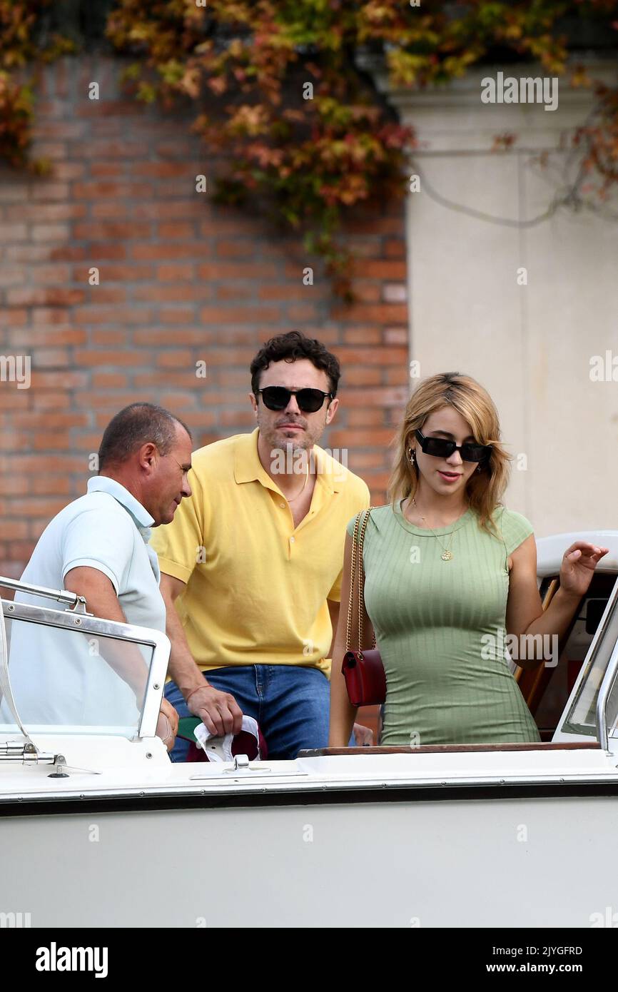 Casey Affleck & Caylee Cowan Hold Hands While Arriving in Venice