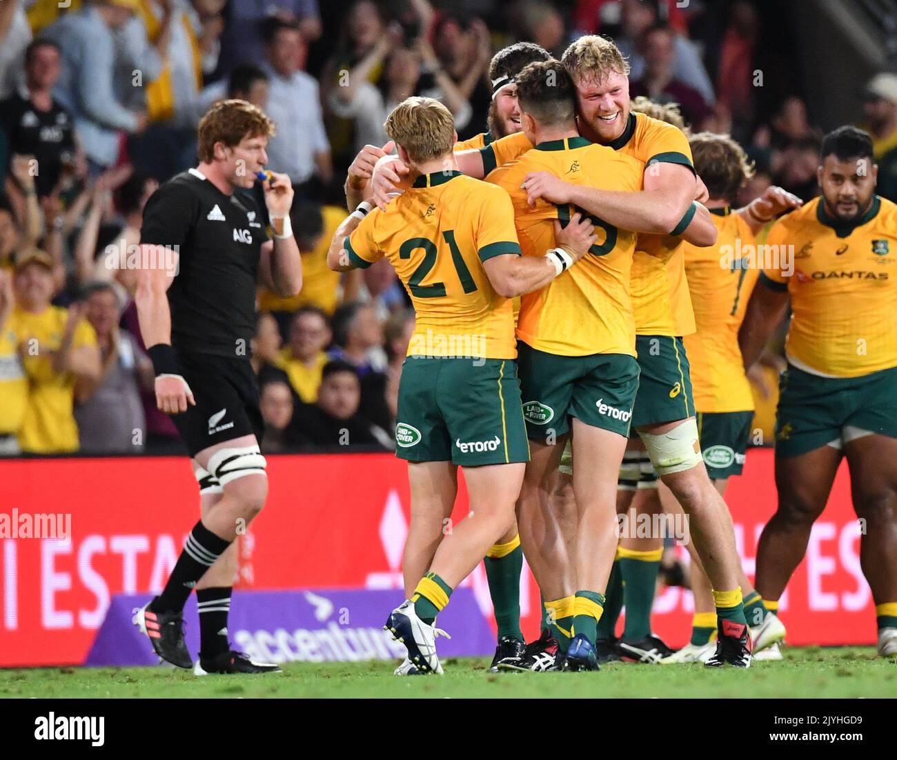 The Wallabies celebrate winning the Tri-Nations rugby union match ...
