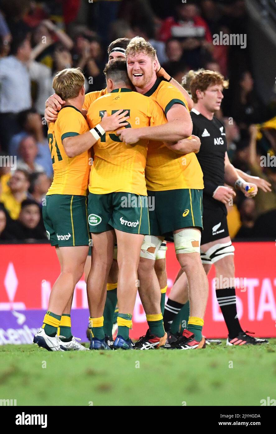 The Wallabies celebrate winning the Tri-Nations rugby union match ...