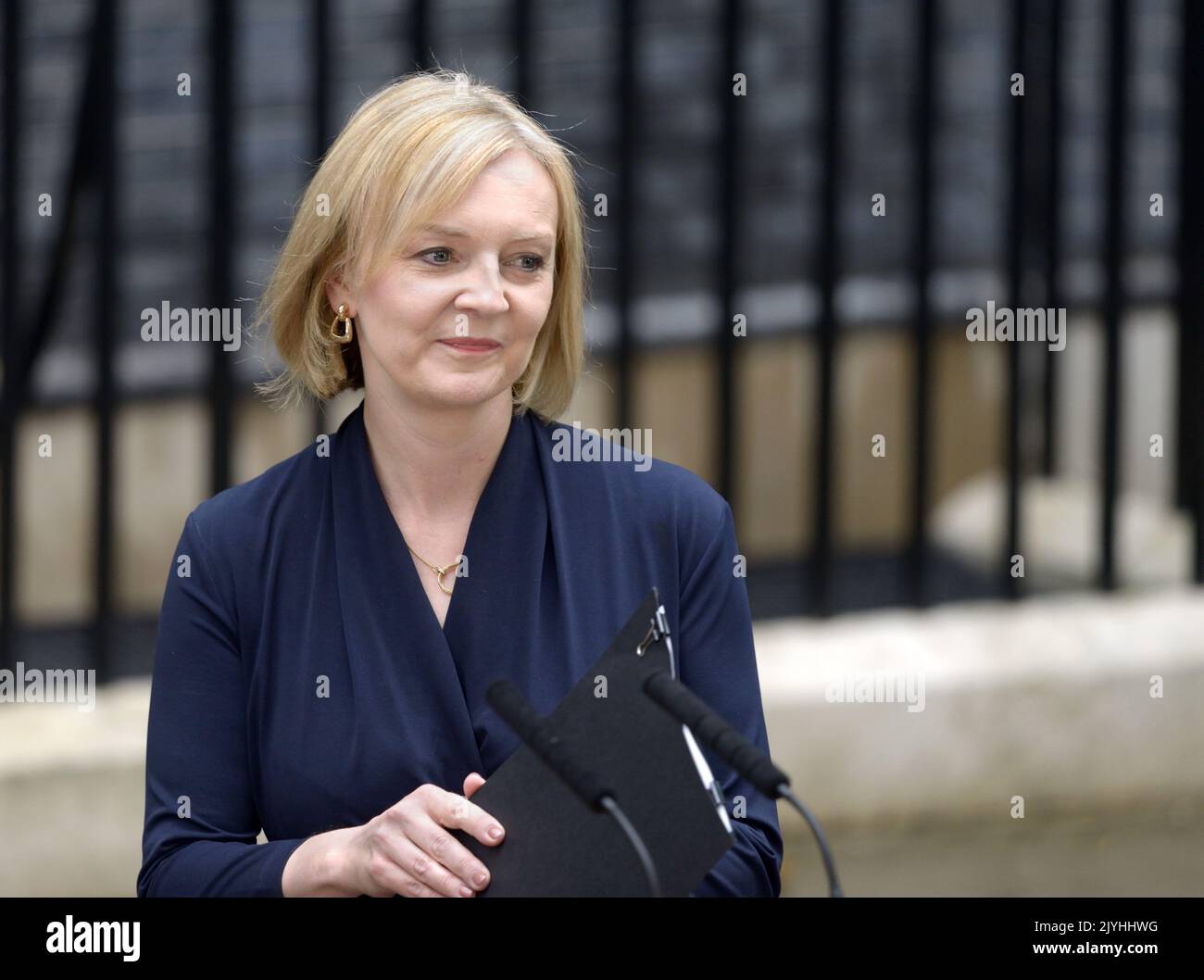 Liz Truss arriving in Downing Street to make her first speech as UK Prime Minister.  6th Sept 2022. Stock Photo