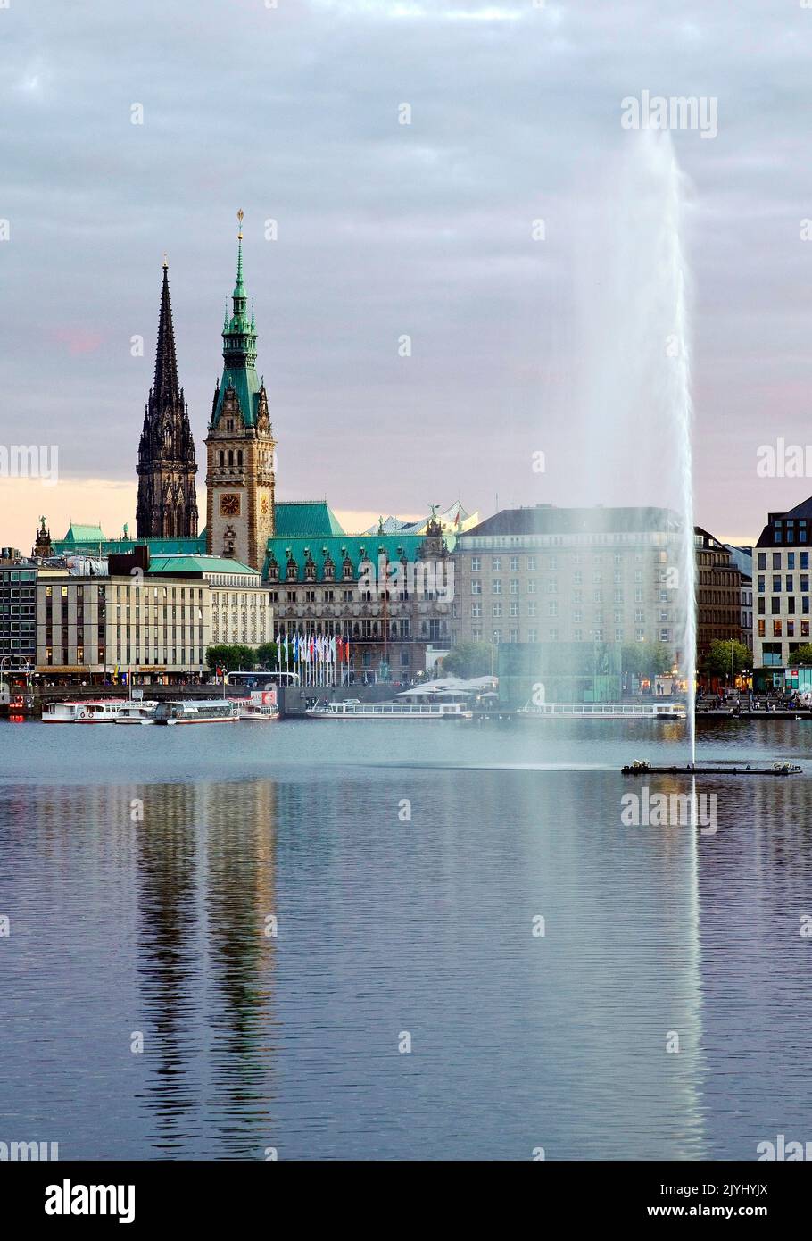 Inner Alster Lake with fountain and city scape, Germany, Hamburg Stock Photo