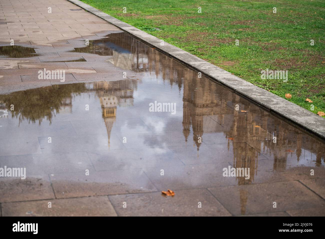 7 September 2022: Houses of Parliament reflected in a rain puddle Stock ...