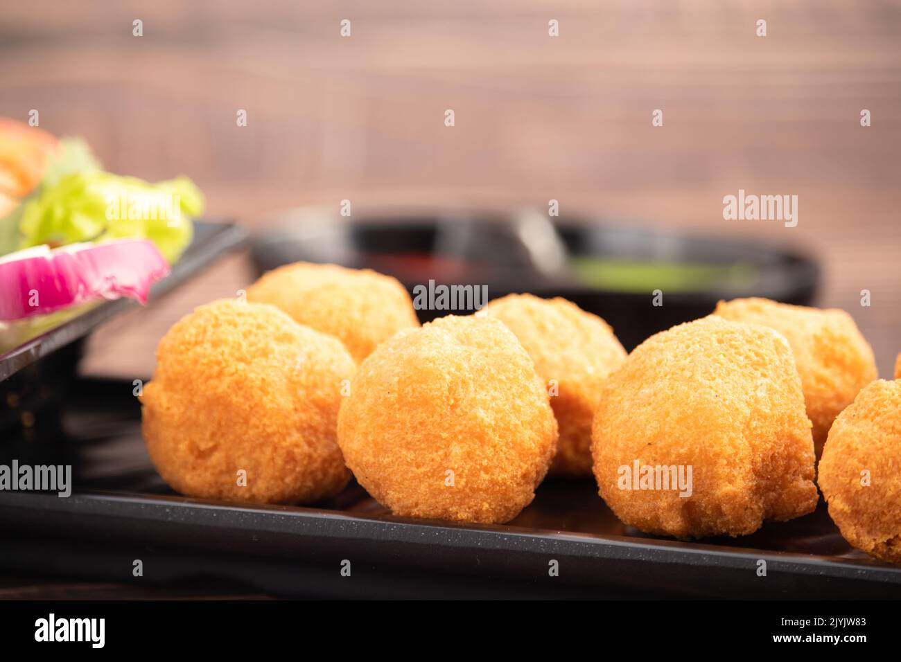 Indian Delhi Street Chaat Food Ram Laddu Pakode Or Raam Ladoo Pakore Is Made Of Moong Dal, Yellow Mung Lentils, Chana Daal. Served With White Radish Stock Photo