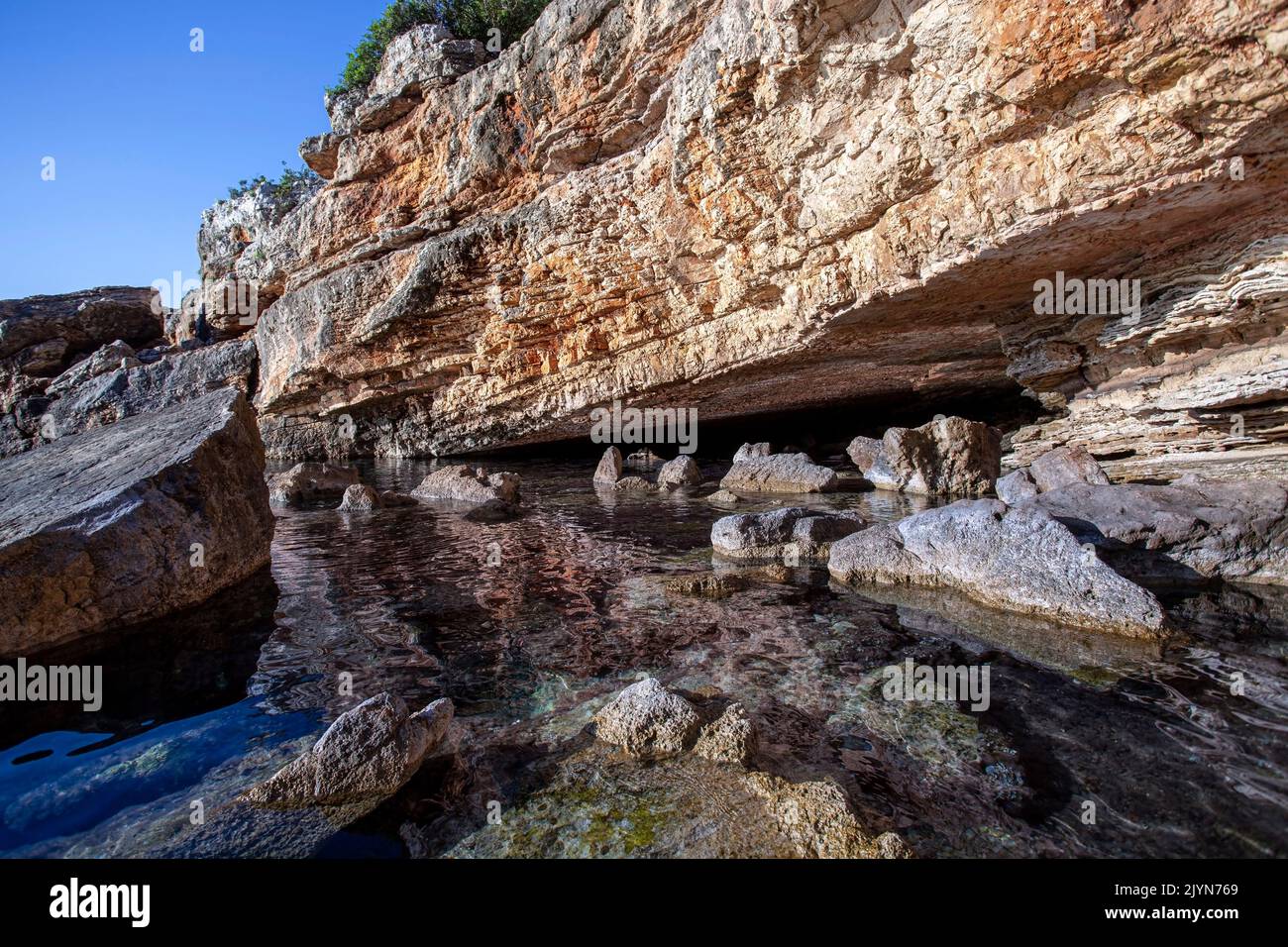 Waterfront Rocks Waterfront rocks hi-res stock photography and images - Alamy