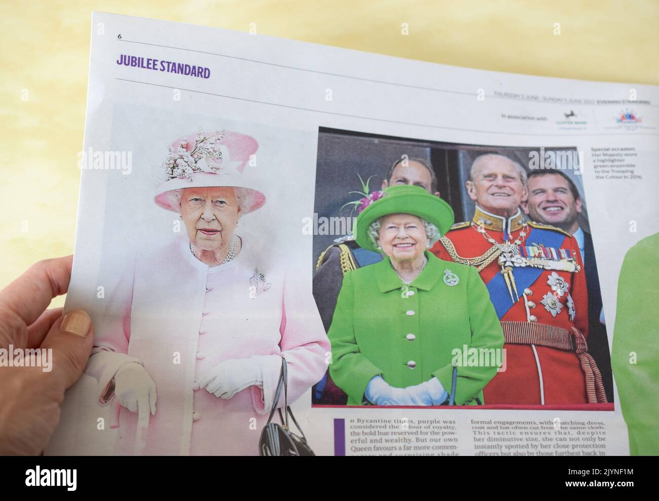 Queen elizabeth green dress hi-res stock photography and images - Alamy
