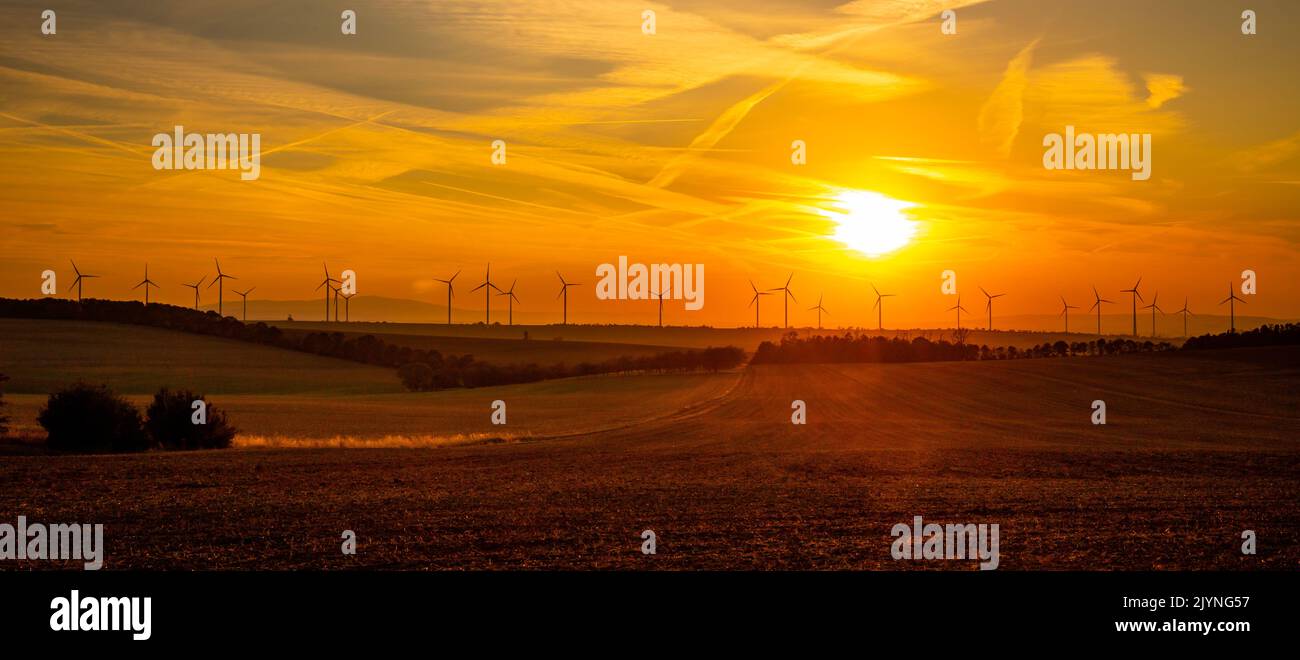 Windkraftanlage gegen Sonnenuntergang im Harz Stock Photo