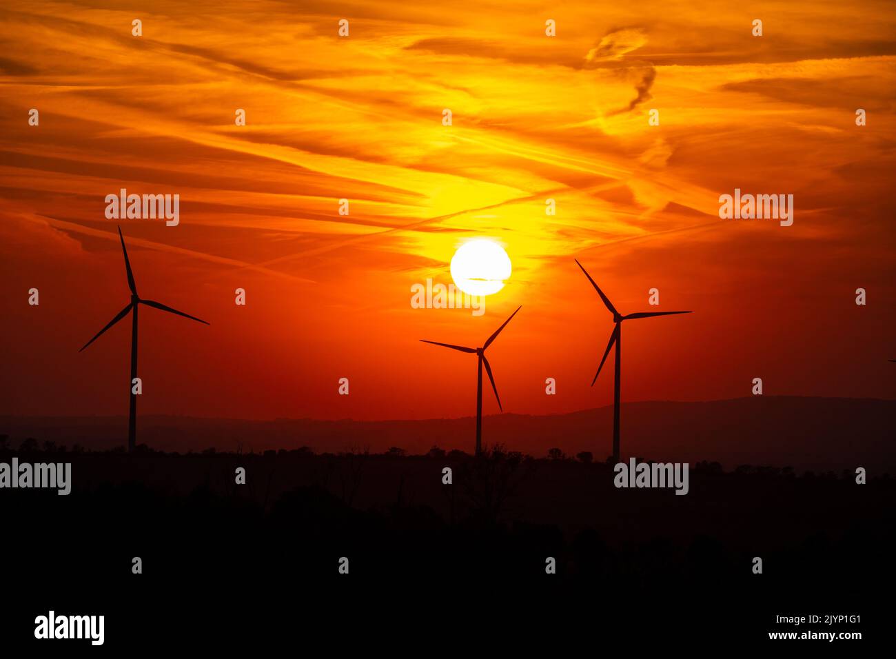 Windkraftanlage gegen Sonnenuntergang im Harz Stock Photo