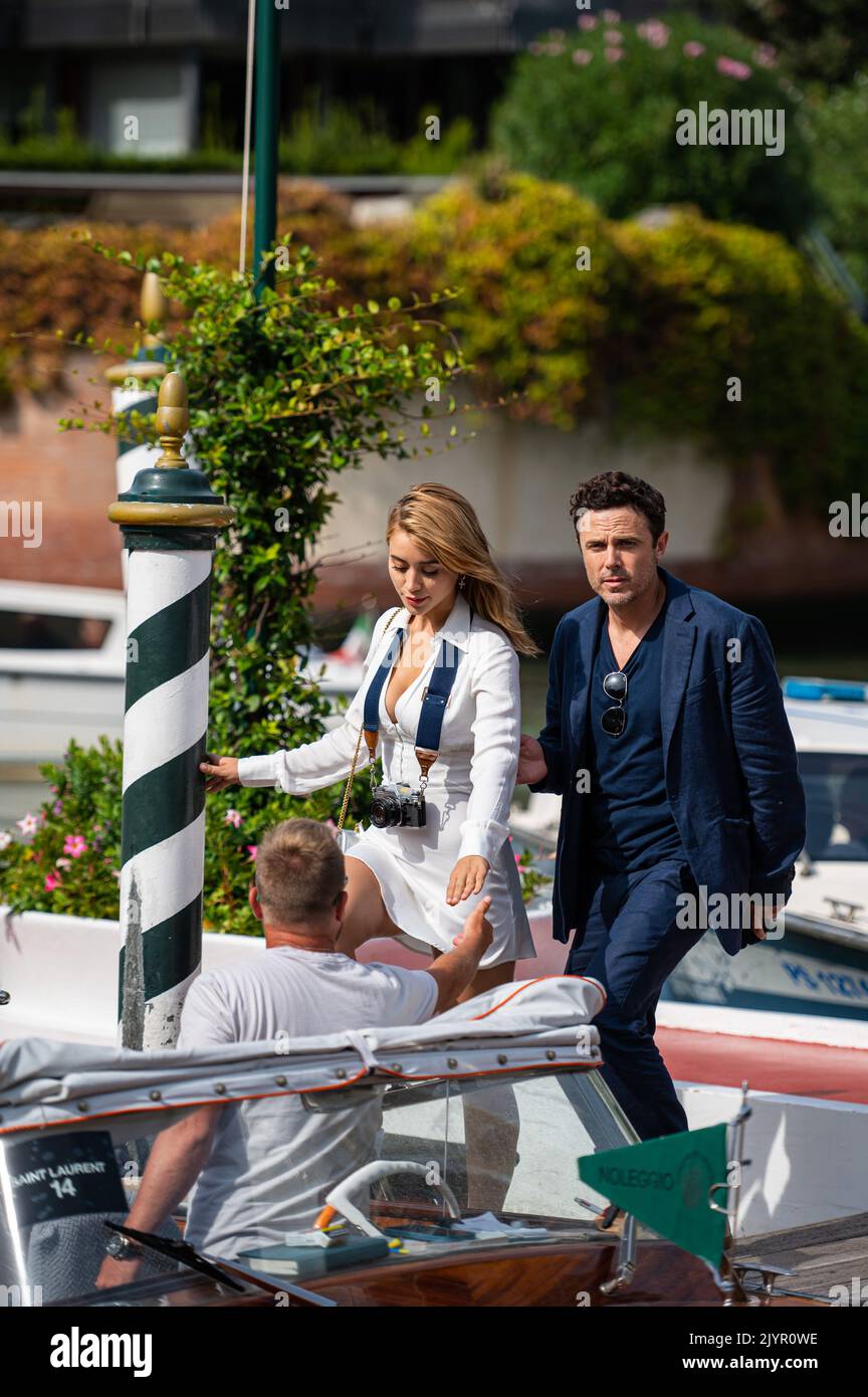 Casey Affleck & Caylee Cowan Hold Hands While Arriving in Venice