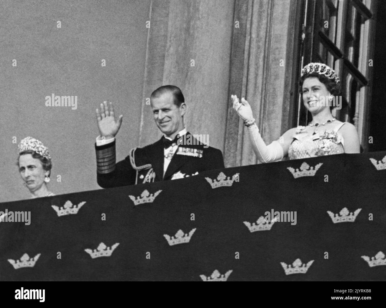 Queen Louise of Sweden (Lady Louise Mountbatten), Prince Philip and Queen Elizabeth II waving to the crowds from the balcony towards Lejonbacken at Stockholm Castle in connection with the Queen's state visit to Stockholm June 8, 1956. Photo: Aftonbladet / TT code 2512 Stock Photo