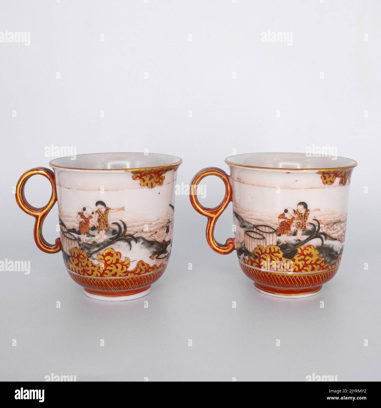 https://c8.alamy.com/comp/2JYRMY2/fine-antique-japanese-kutani-porcelain-teapot-and-cups-by-kachoken-meiji-period-2JYRMY2.jpg