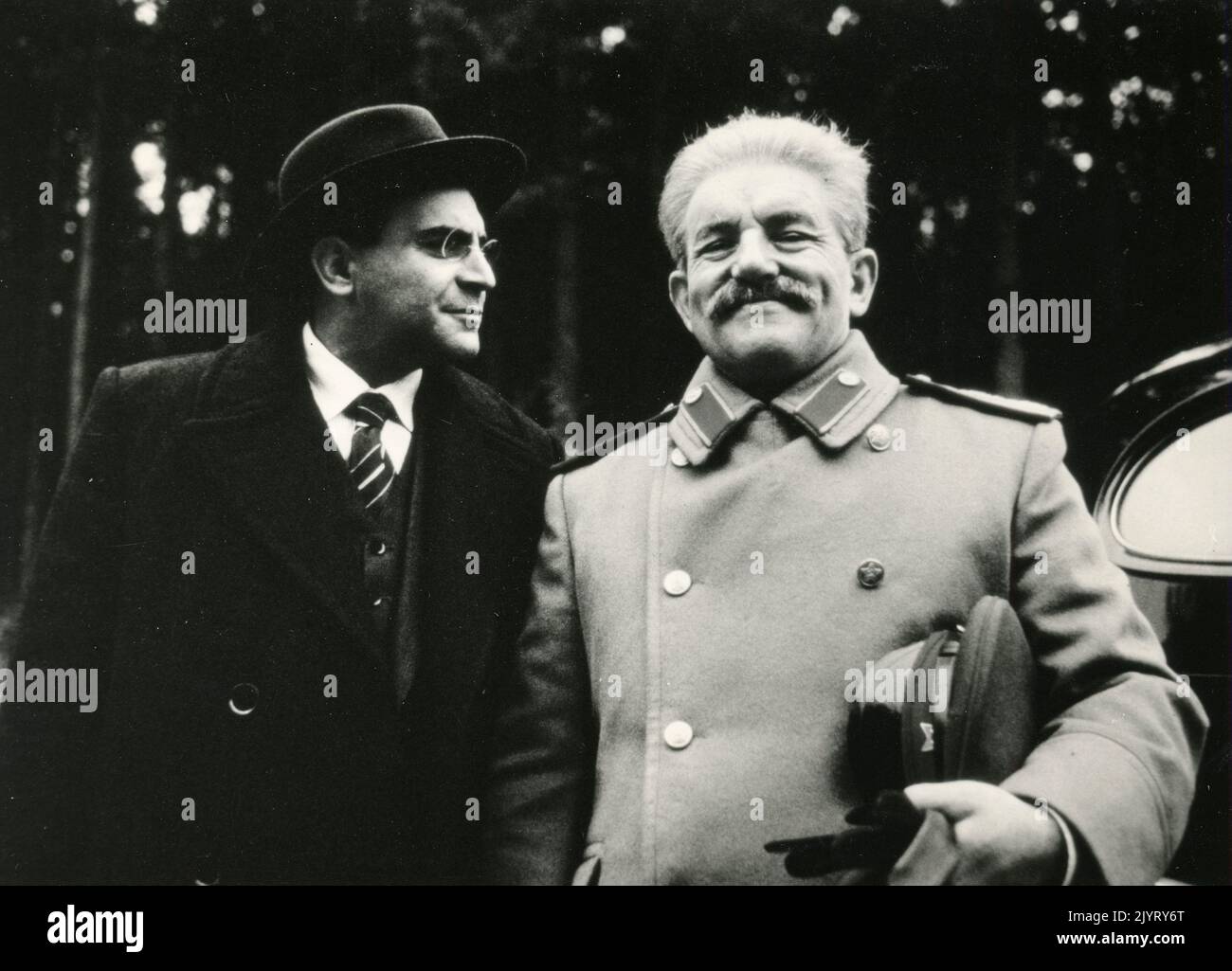 British actors David Suchet and Colin Blakely in the movie Red Monarch, UK 1983 Stock Photo