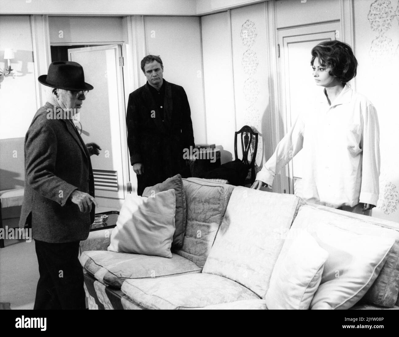 CHARLIE CHAPLIN directing MARLON BRANDO and SOPHIA LOREN on set candid during filming of A COUNTESS FROM HONG KONG 1967 director / writer / music CHARLES CHAPLIN Chaplin Film Productions Ltd. / Universal Pictures Stock Photo