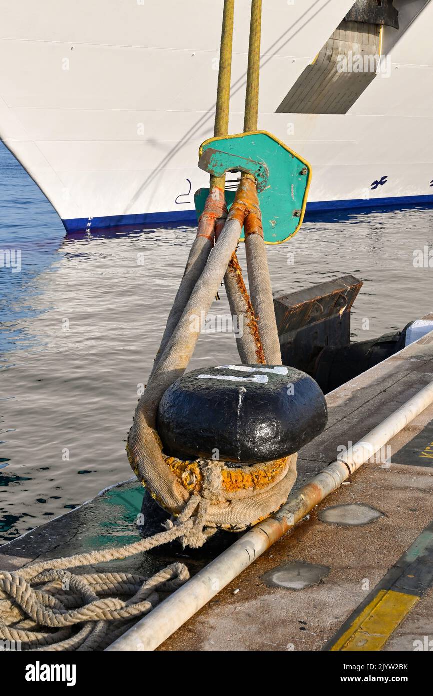 Cruise ship rope mooring hi-res stock photography and images - Alamy