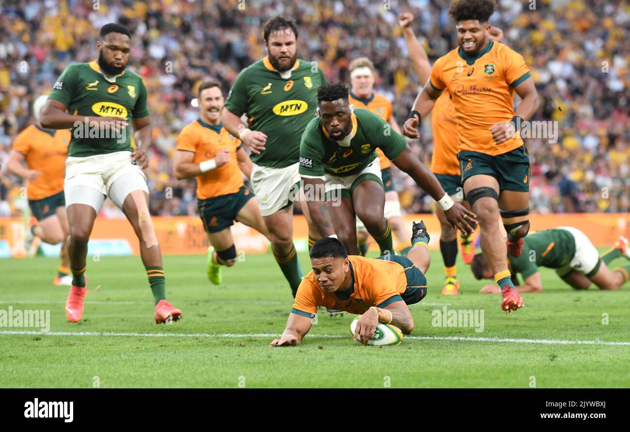 Len Ikitau (centre) of the Wallabies scores a try during the Round 4