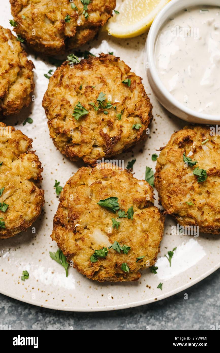 Homemade crab cakes with tartar sauce Stock Photo - Alamy