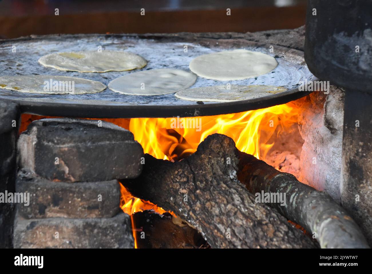 Mexico, Oaxaca, Woman making tortillas outside on traditional comal griddle  Stock Photo - Alamy