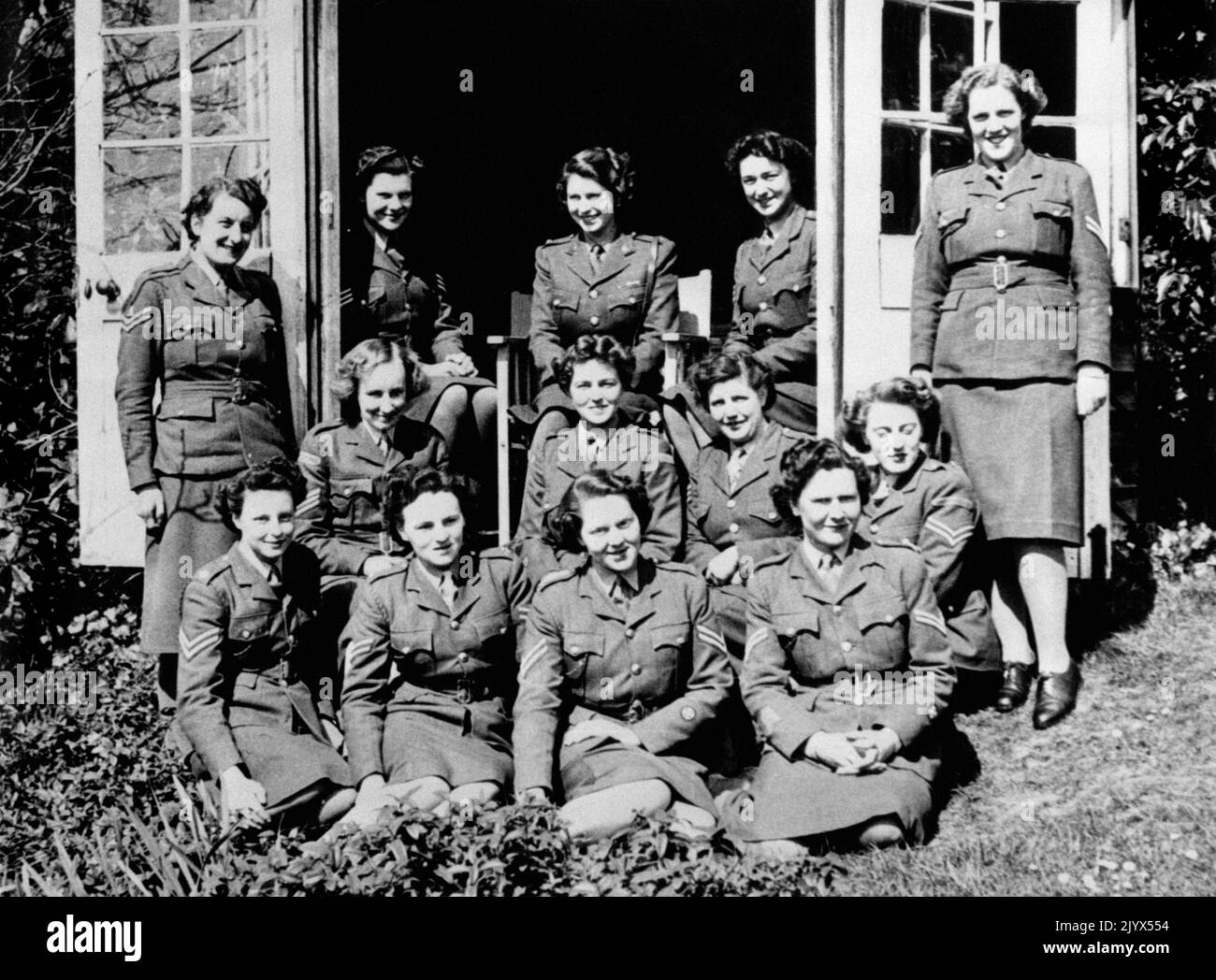 File photo dated 01/01/1945 of Princess Elizabeth (top centre, later Queen Elizabeth II) in a group photograph with Senior and Junior Non-Commissioned Officers on her course at No 1 MTTC at Camberley, Surrey. The Queen died peacefully at Balmoral this afternoon, Buckingham Palace has announced. Issue date: Thursday September 8, 2022. Stock Photo