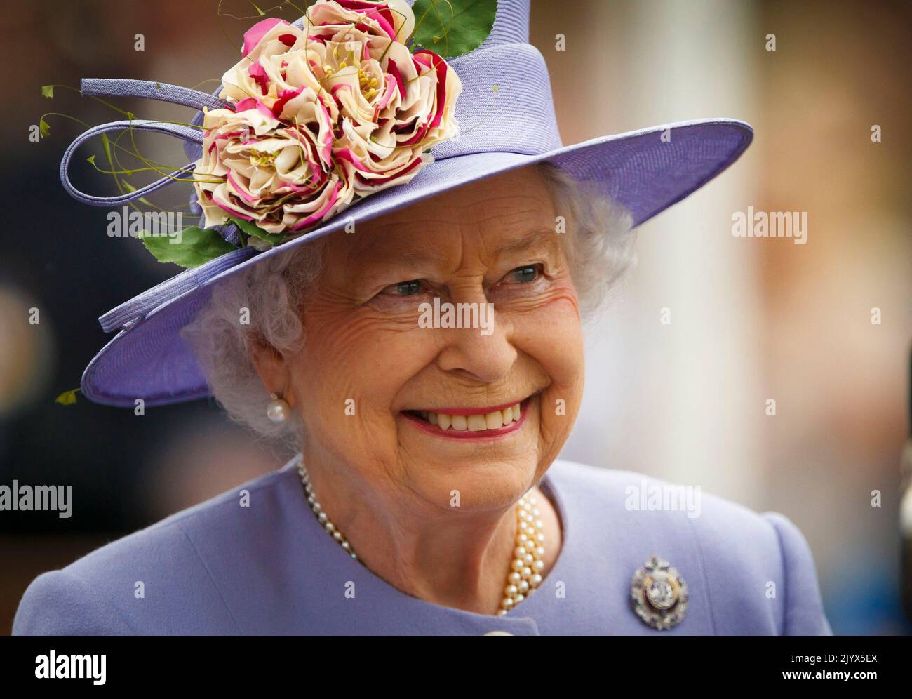 File photo dated 28/06/2013 of Queen Elizabeth II during her visit to Howe Barracks in Canterbury, Kent. The Queen died peacefully at Balmoral this afternoon, Buckingham Palace has announced. Issue date: Thursday September 8, 2022. Stock Photo