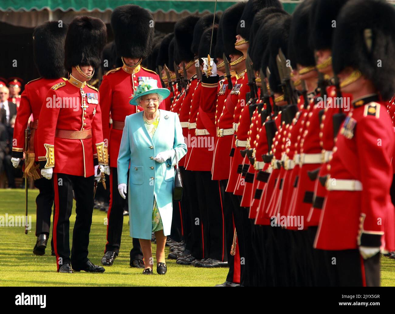 File photo dated 26/06/2013 of Queen Elizabeth II, Colonel-in-Chief, Grenadier Guards, inspecting The Queen's Company before presenting New Colours to Nijmegen Company in the gardens of Buckingham Palace, London. The Queen died peacefully at Balmoral this afternoon, Buckingham Palace has announced. Issue date: Thursday September 8, 2022. Stock Photo