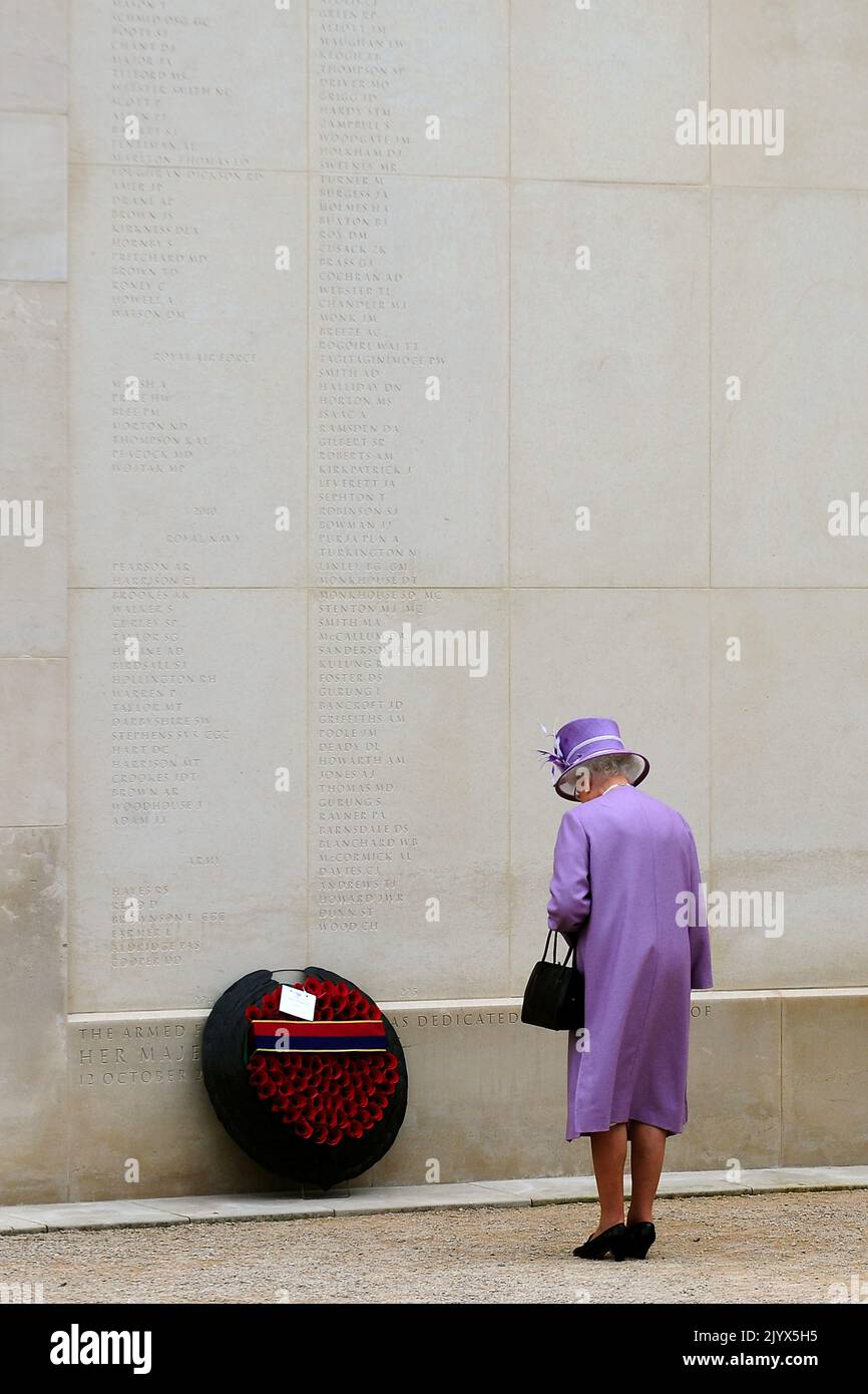 File photo dated 20/07/2011 of Queen Elizabeth II during a visit to the National Memorial Arboretum, Staffordshire, where she laid a wreath next to the wall of the Armed Forces Memorial. The Queen died peacefully at Balmoral this afternoon, Buckingham Palace has announced. Issue date: Thursday September 8, 2022. Stock Photo