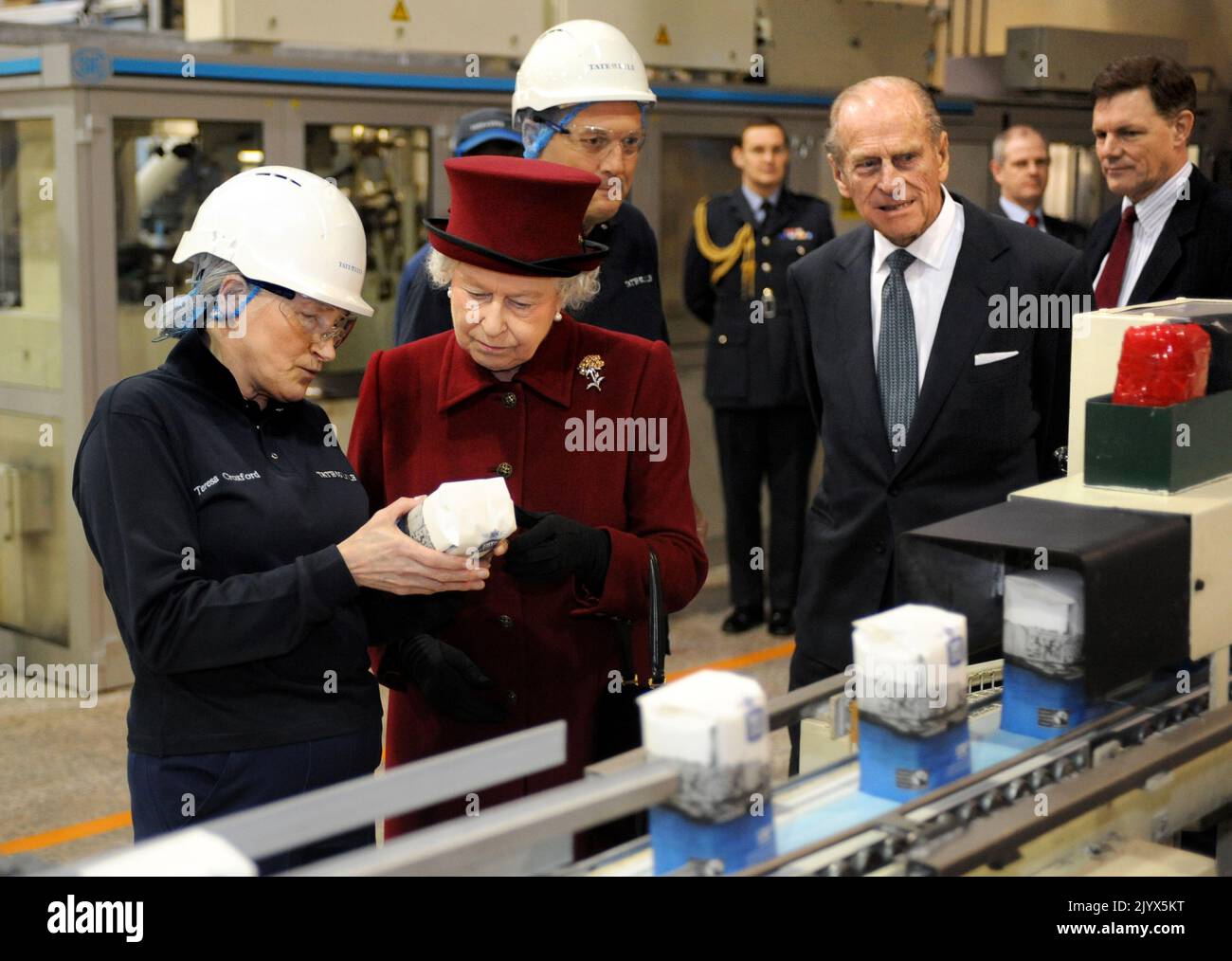 File photo dated 13/03/2008 of Queen Elizabeth II speaking to Tate & Lyle Packing Area Supervisor Teresa Croxford during a visit with the Duke of Edinburgh to the east London sugar refinery, which was celebrating 130 years of production. The Queen died peacefully at Balmoral this afternoon, Buckingham Palace has announced. Issue date: Thursday September 8, 2022. Stock Photo