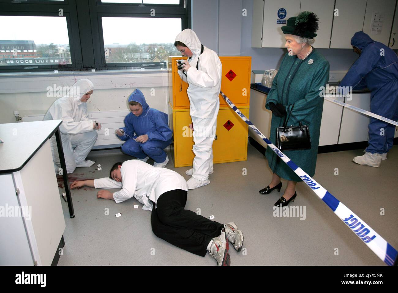 File photo dated 22/03/2007 of Queen Elizabeth II watching as forensic science students demonstrate the collecting of evidence at a simulated crime scene during her visit to the forensic science department at East Berkshire College, Windsor. The Queen died peacefully at Balmoral this afternoon, Buckingham Palace has announced. Issue date: Thursday September 8, 2022. Stock Photo