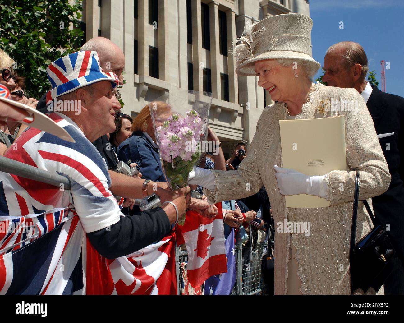 File photo dated 15/06/2006 of Queen Elizabeth II accepting flowers from Royal fan Terry Hutt outside at St Paul's Cathedral, London, after a service of thanksgiving in honour of her 80th birthday. The Queen died peacefully at Balmoral this afternoon, Buckingham Palace has announced. Issue date: Thursday September 8, 2022. Stock Photo