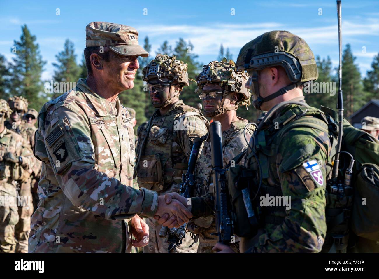 Rovaniemi, Finland. 11th Aug, 2022. U.S Army Maj. Gen. JP McGee, commanding general, 101st Airborne Division (Air Assault), recognizes U.S. Soldiers assigned to 1st Battalion, 26th Infantry Regiment, 2nd Brigade Combat Team, 101st Airborne Division (Air Assault) and Finnish army soldiers with the Jaeger Brigade following a combined arms live fire exercise between U.S. and Finnish forces, Rovaniemi, Finland, Aug. 11, 2022. Credit: U.S. Army/ZUMA Press Wire Service/ZUMAPRESS.com/Alamy Live News Stock Photo