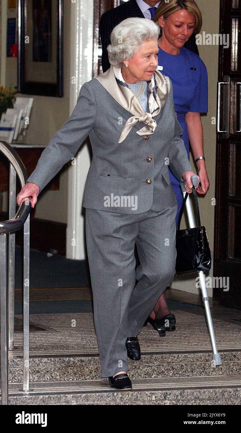 File photo dated 14/01/2003 of Queen Elizabeth II walking with a stick as she leaves the King Edward VII Hospital in central London after keyhole surgery to remove torn cartilage from her right knee. The Queen died peacefully at Balmoral this afternoon, Buckingham Palace has announced. Issue date: Thursday September 8, 2022. Stock Photo