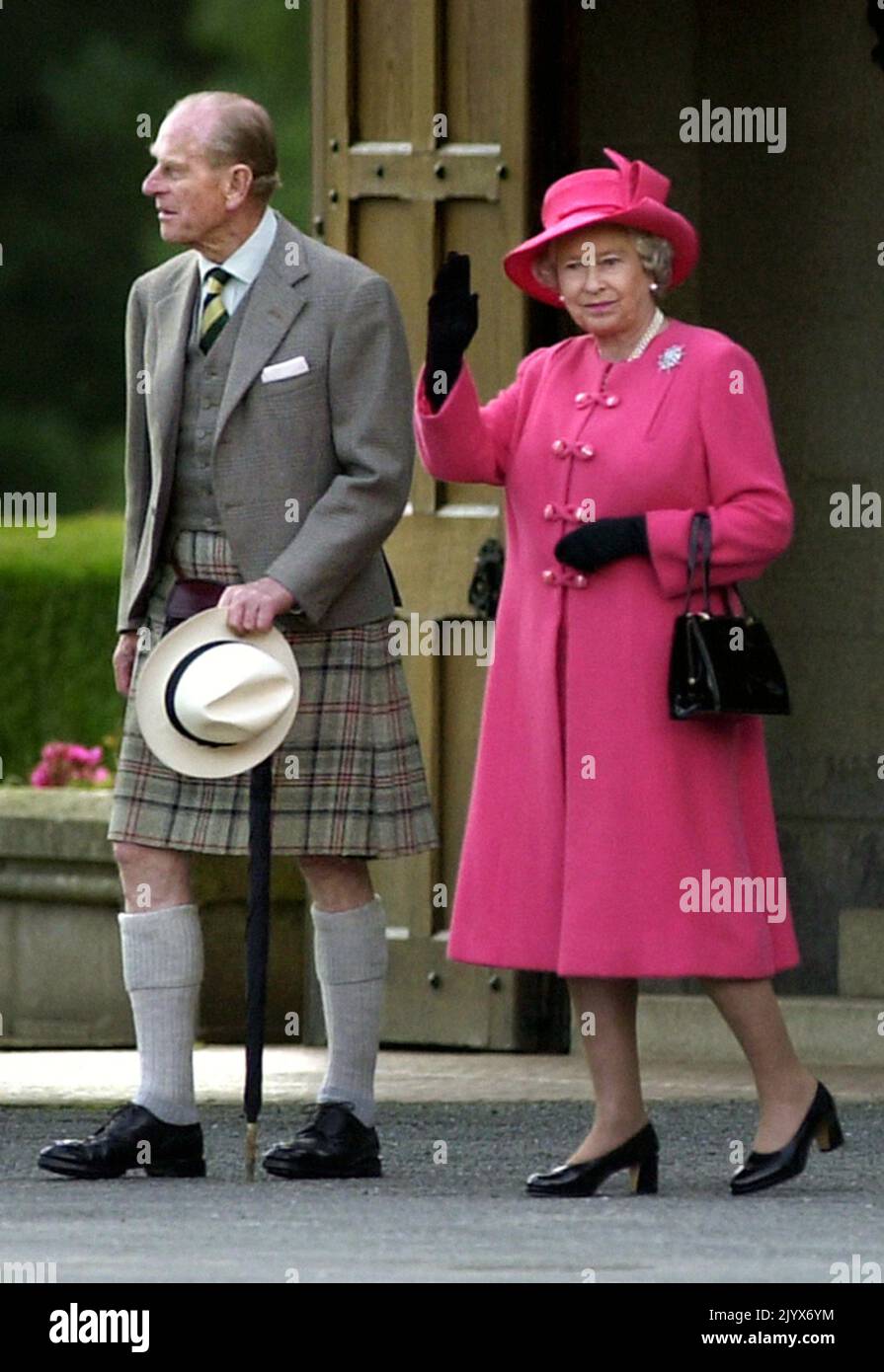 File photo dated 07/08/2002 of Queen Elizabeth II waving as she departs with the Duke of Edinburgh from the lawn of Balmoral castle. The Queen died peacefully at Balmoral this afternoon, Buckingham Palace has announced. Issue date: Thursday September 8, 2022. Stock Photo