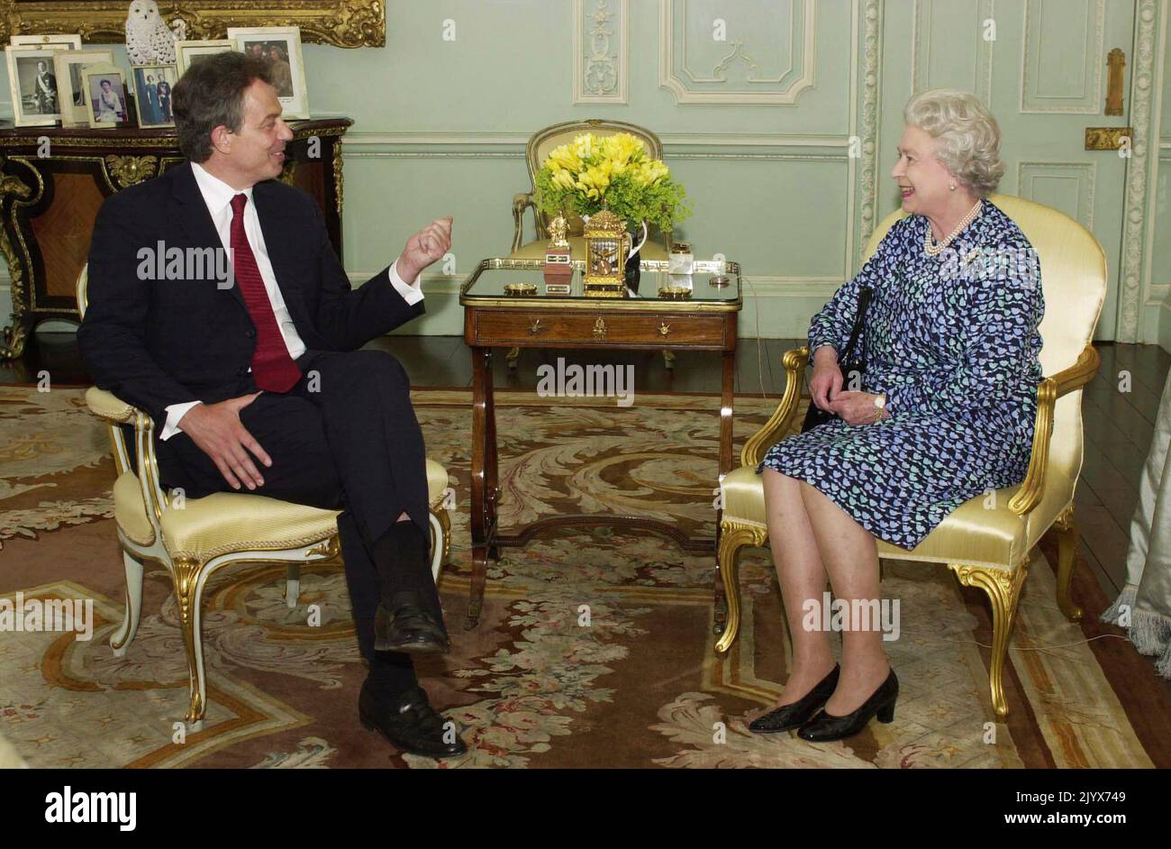 File photo dated 01/06/2001 of Queen Elizabeth II giving an audience at Buckingham Palace to Prime Minister Tony Blair. The Queen died peacefully at Balmoral this afternoon, Buckingham Palace has announced. Issue date: Thursday September 8, 2022. Stock Photo