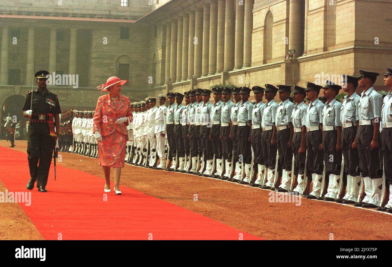 File photo dated 13/10/1997 of Queen Elizabeth II inspecting Indian Forces' Honour Guard at the Rashtrapati Bhawan (formerly the Viceroy's Palace and Secretariat) in the centre of New Delhi, India. The Queen died peacefully at Balmoral this afternoon, Buckingham Palace has announced. Issue date: Thursday September 8, 2022. Stock Photo