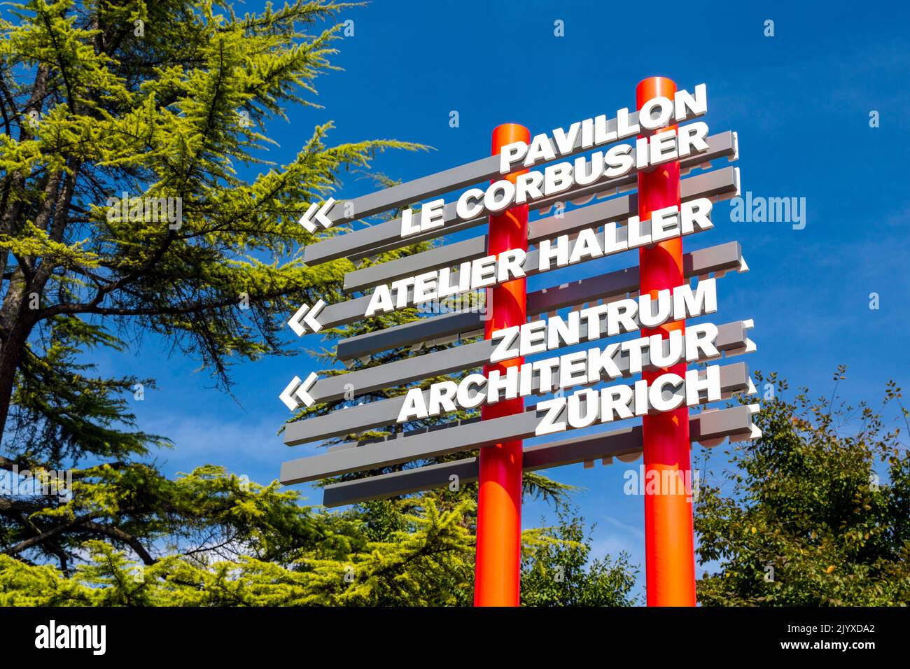 Direction sign on Zürichhorn to the Le Corbusier Pavilion (Pavillon Le Corbusier) in Zurich, Switzerland Stock Photo