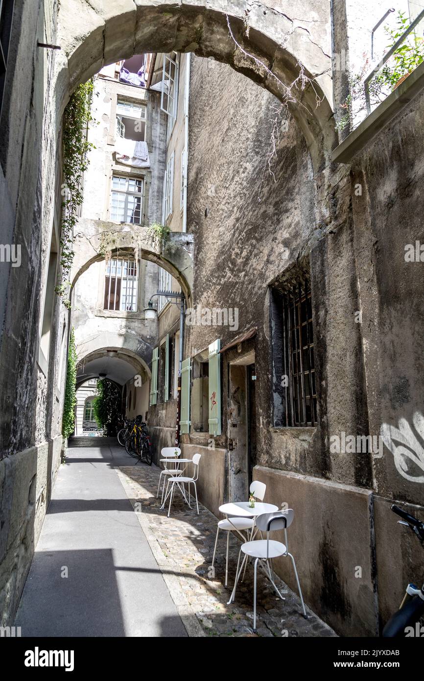 Narrow alleyway with arches - Unteres Gerechtigkeitsgasschen, Weisses Quartier, Bern, Switzerland Stock Photo