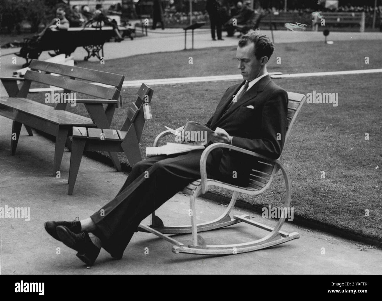 Parks/Park Shelters & Park Benches Etc. - Baby Misc. May 20, 1953. (Photo by Daily Mail Contract Picture). Stock Photo