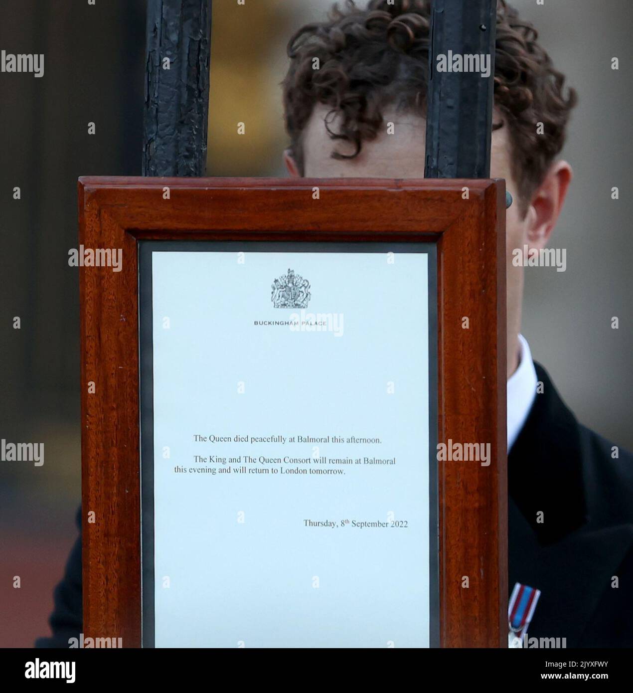 London, Britain. 8th Sep, 2022. A notice announcing the death of Queen