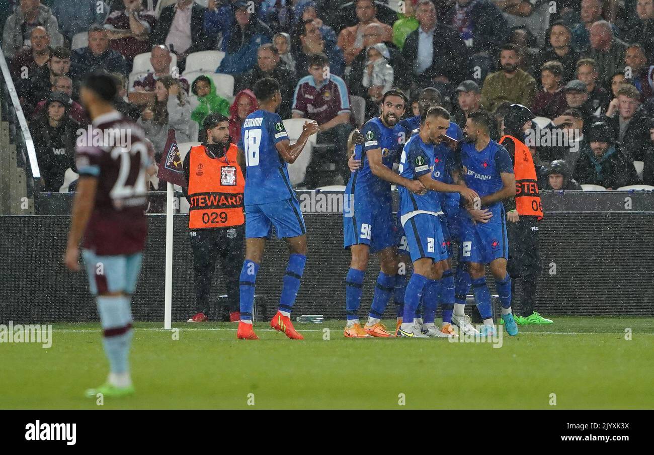 Steaua Bucharest Line Up Against VfB Stuttgart Editorial Stock Image -  Image of bombs, header: 32264489