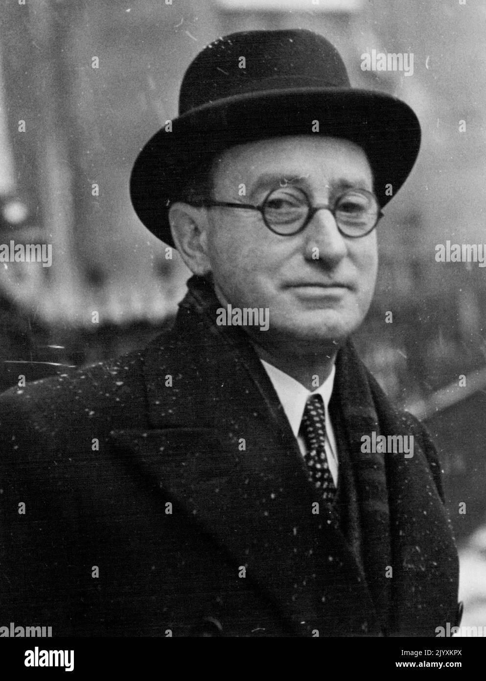 Norman Scobie; Australian racehorse trainer, leaving the Law Courts, during the hearing of an action for alleged slander against William Hill, a West-end bookmaker. February 11, 1947. (Photo by Associated Newspapers Picture). Stock Photo