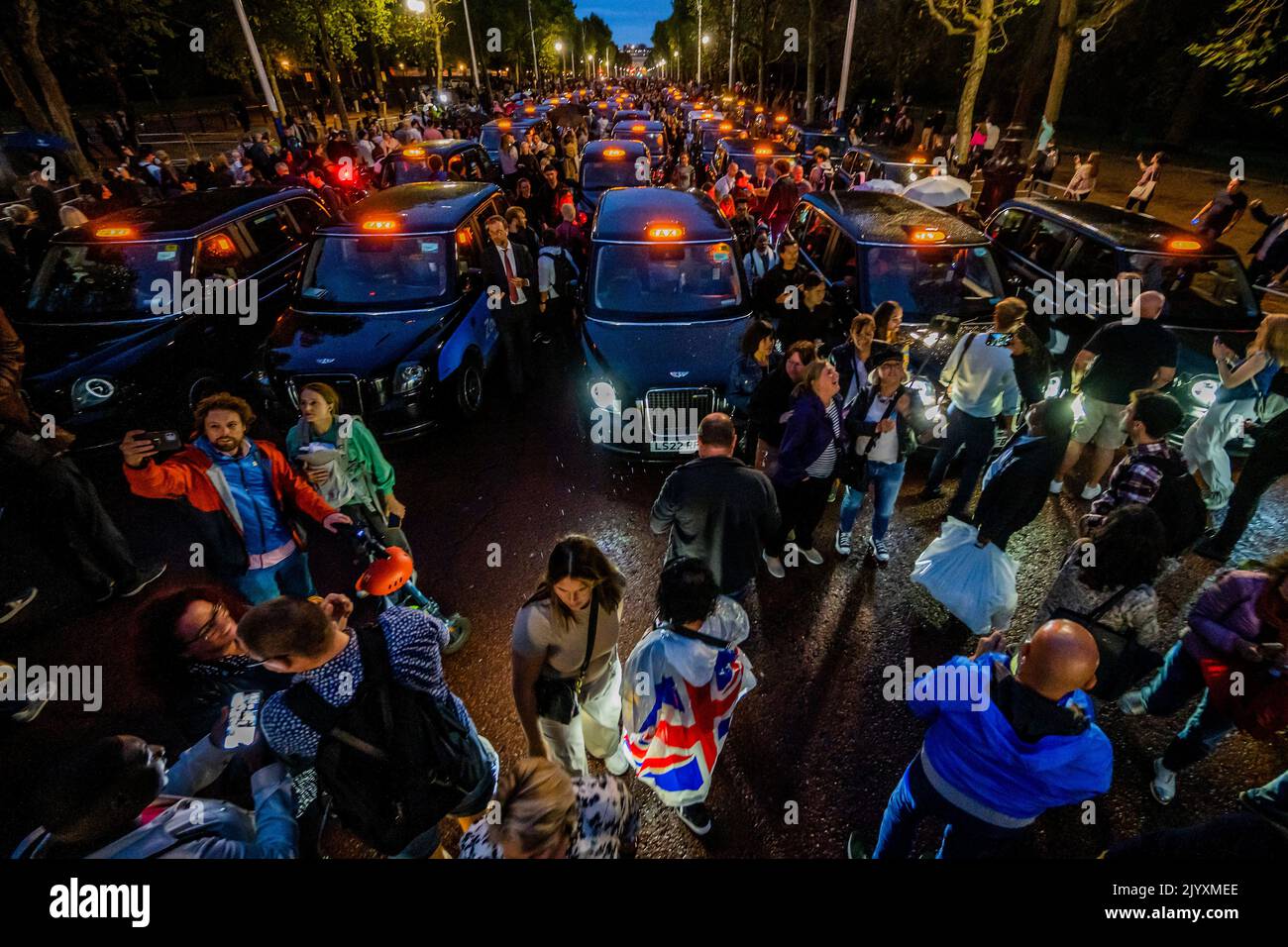 London UK 8th Sep 2022 Taxi black Cab Drivers Make A Tribute In london-uk-8th-sep-2022-taxi-black-cab-drivers-make-a-tribute-in
