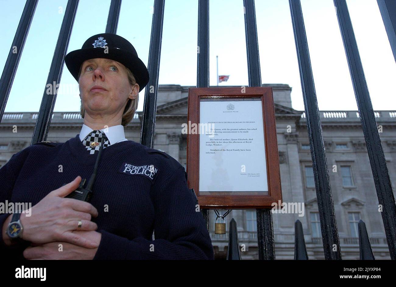 File photo dated 30/3/2002 of a police officer standing next to the announcement of the death of the Queen Mother as the Union flag flies at half mast over Buckingham Palace. Royal deaths are usually confirmed with the age-old tradition of placing a notice on show at Buckingham Palace and at other royal residences. Issue date: Thursday September 8, 2022. Stock Photo