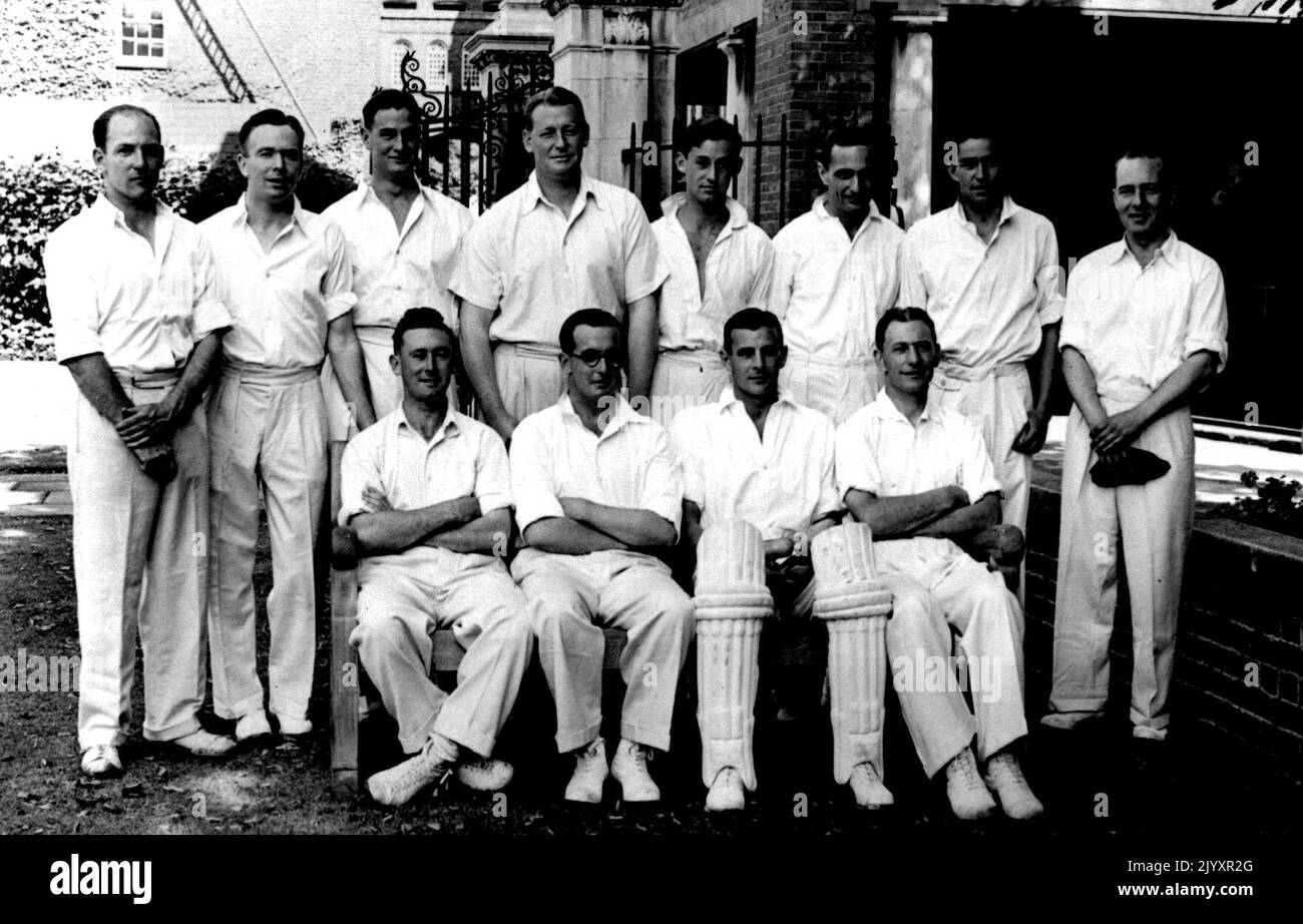 Cricket. England V. Australia At Lords -- The Australian team. Reading from left to right:- Standing F/O E.A. Williams, F/O R.S. Ellis, P/O. K.R. Miller. Flt/Lt. A.W. Roper, Sgt. B.L. Collins (12th reserve) Flt/Sgt. J. workman, Flt/Sgt. C.T. Calvert, S/L. J.R. Henderson. Seated P/O. R. Cristofani, Flt/Lt. A.D. McDonald, Flt/Lt. S.G. Sismey, (captain) F/O. R. Stanford. August 7, 1944. (Photo by Sports & General Press Agency Ltd.) Stock Photo