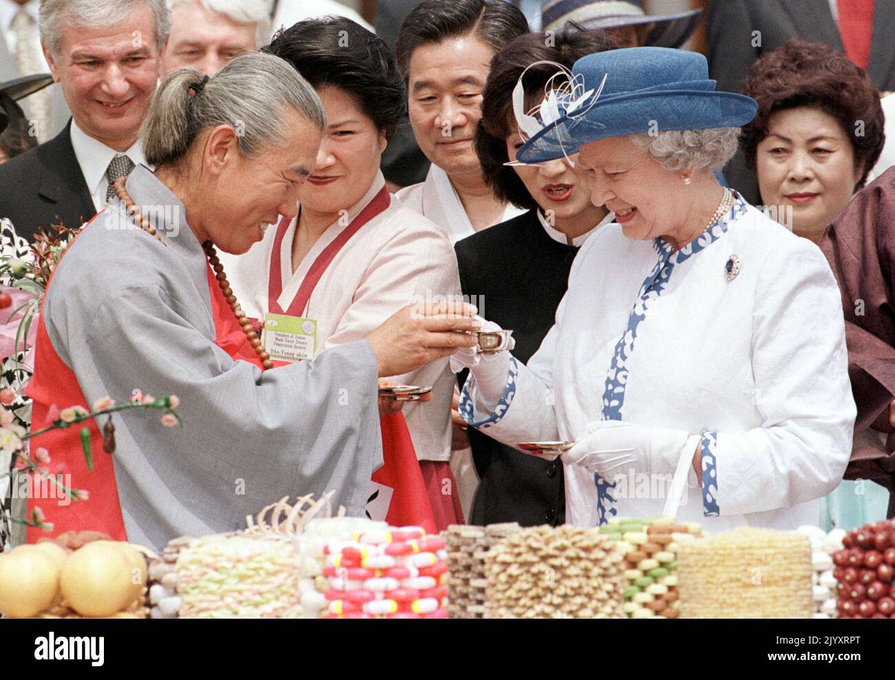 File photo dated 21/4/1999 of Queen Elizabeth II celebrating her 73rd birthday by drinking a birthday toast of rice wine from a golden cup with Kim Jon Heung who was celebrating his 48th birthday that day, during her visit to Hahoe Village near Andong city, south of Seoul in South Korea. Issue date: Thursday September 8, 2022. Stock Photo